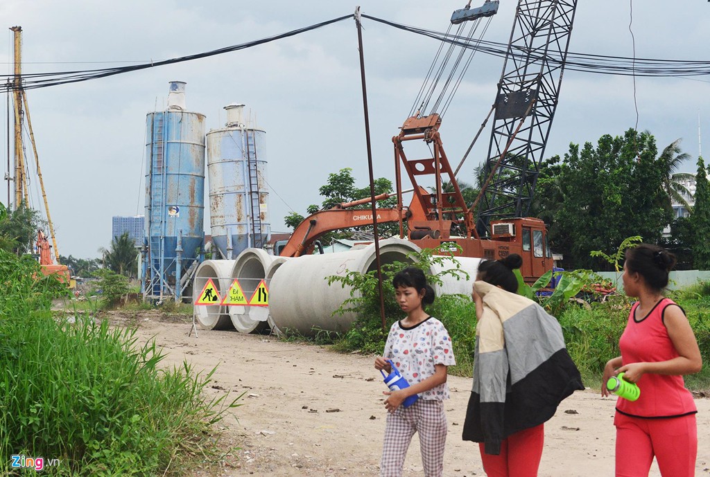 Hiện trạng đường vành đai không rào chắn làm 2 trẻ ở Sài Gòn tử vong - Ảnh 19.