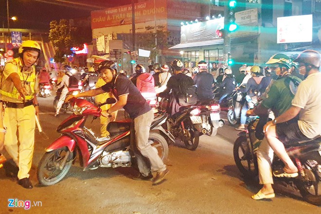 CSGT Sài Gòn không đeo camera, người vi phạm từ chối ký biên bản - Ảnh 1. CSGT Sài Gòn không đeo camera, người vi phạm từ chối ký biên bản - Ảnh 1.