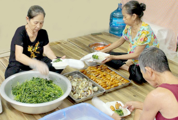 Các cụ miền Tây ra Hà Nội nấu cơm miễn phí cho bệnh nhân - Ảnh 1.