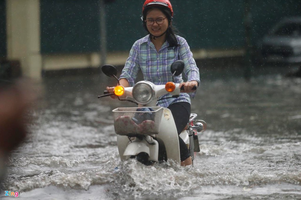 'Xế hộp' bơi giữa dòng nước sau trận mưa lớn buổi trưa - Ảnh 11.