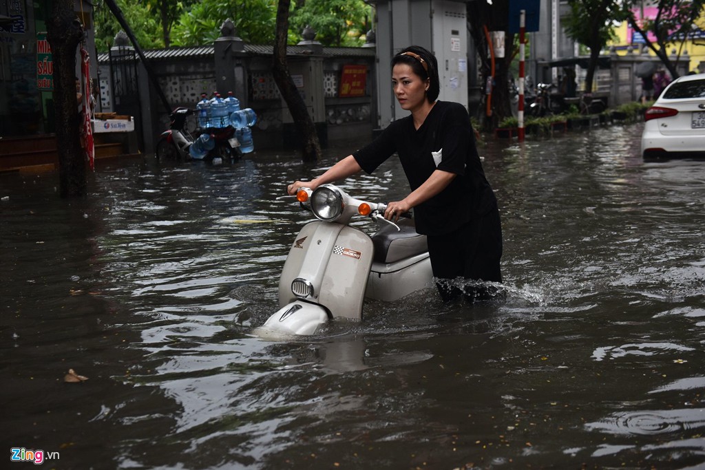 'Xế hộp' bơi giữa dòng nước sau trận mưa lớn buổi trưa - Ảnh 12.