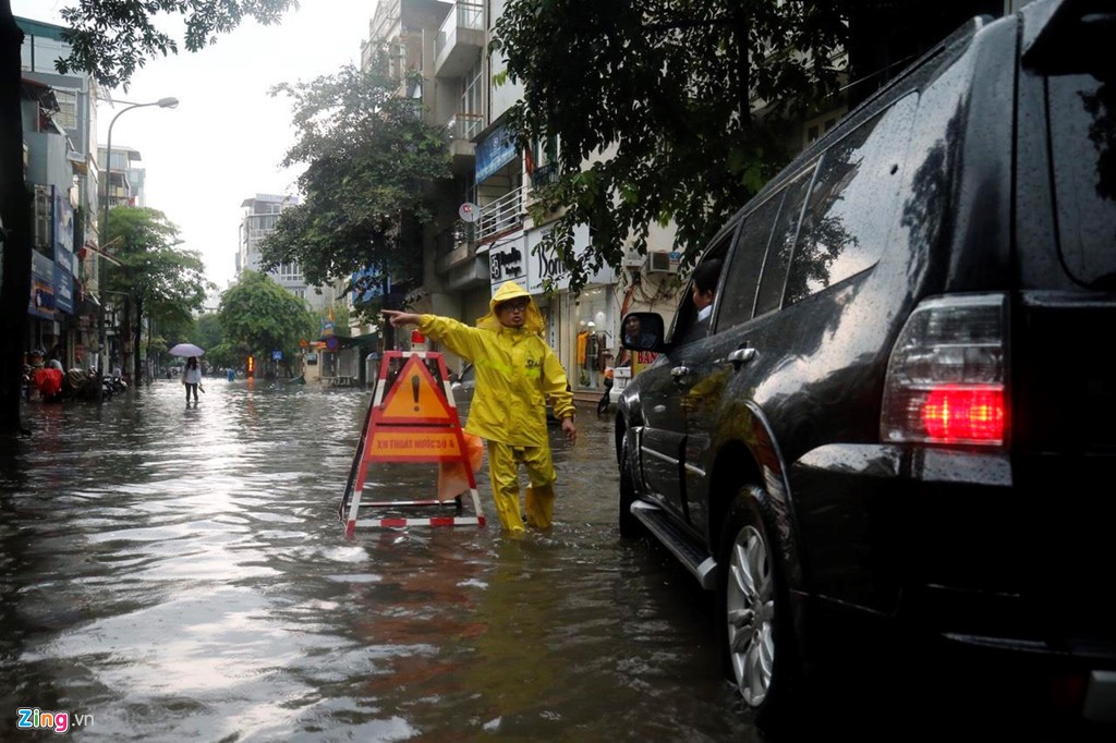 'Xế hộp' bơi giữa dòng nước sau trận mưa lớn buổi trưa - Ảnh 15.