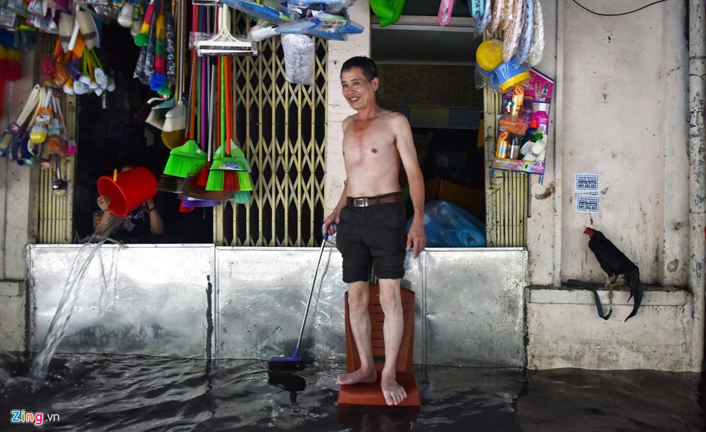 'Xế hộp' bơi giữa dòng nước sau trận mưa lớn buổi trưa - Ảnh 20.