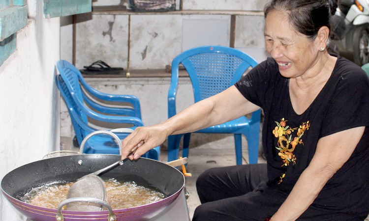 Các cụ miền Tây ra Hà Nội nấu cơm miễn phí cho bệnh nhân - Ảnh 2.