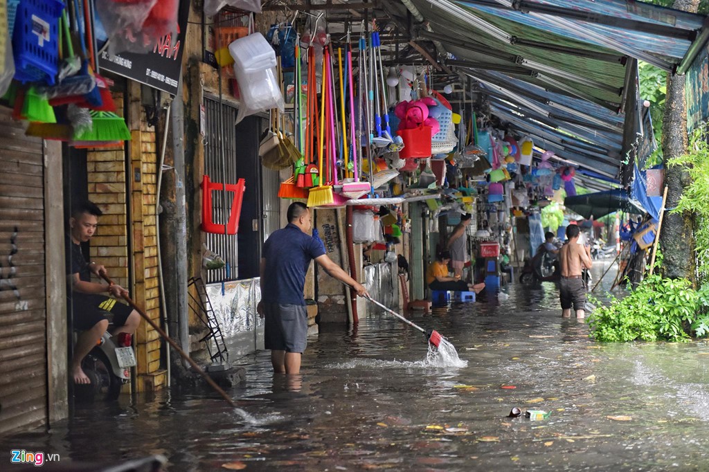 'Xế hộp' bơi giữa dòng nước sau trận mưa lớn buổi trưa - Ảnh 3.