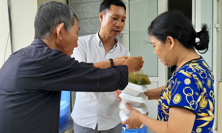 Các cụ miền Tây ra Hà Nội nấu cơm miễn phí cho bệnh nhân - Ảnh 3.