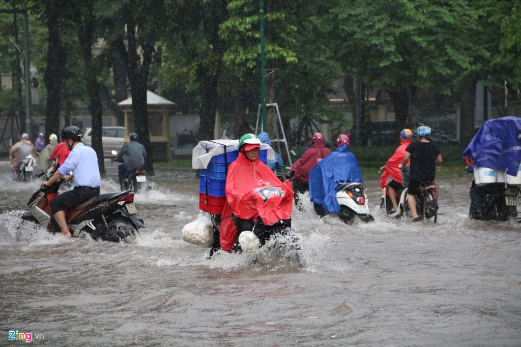 'Xế hộp' bơi giữa dòng nước sau trận mưa lớn buổi trưa - Ảnh 4.
