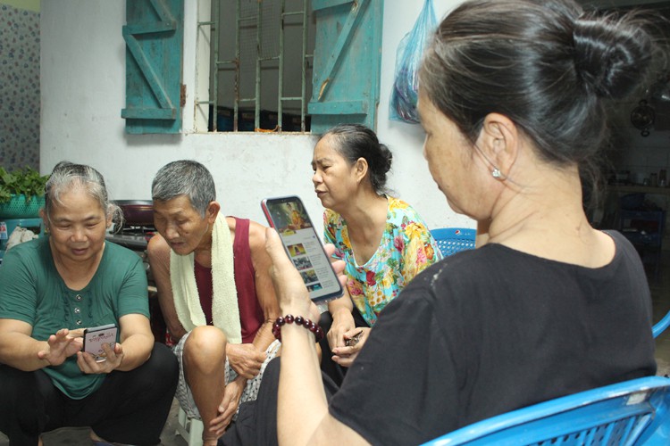 Các cụ miền Tây ra Hà Nội nấu cơm miễn phí cho bệnh nhân - Ảnh 4.