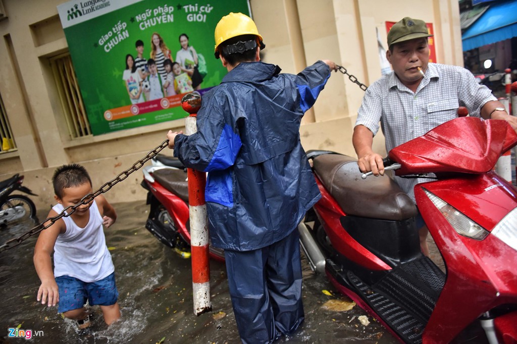 'Xế hộp' bơi giữa dòng nước sau trận mưa lớn buổi trưa - Ảnh 9.
