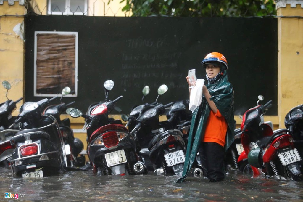 'Xế hộp' bơi giữa dòng nước sau trận mưa lớn buổi trưa - Ảnh 10.