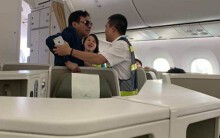 Khách thương gia say xỉn, sàm sỡ cô gái trẻ ngay trên máy bay