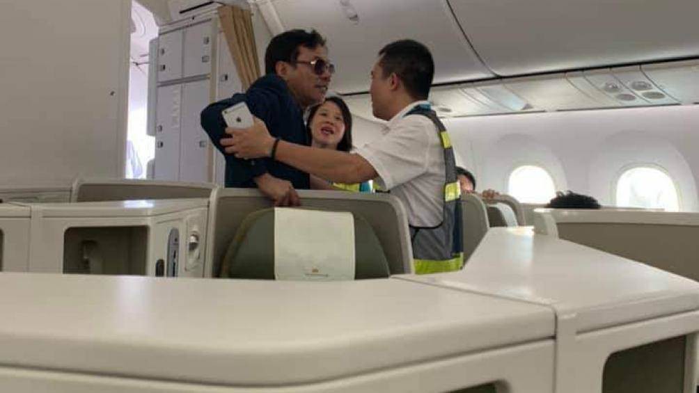 Khách thương gia say xỉn, sàm sỡ cô gái trẻ ngay trên máy bay - Ảnh 1.