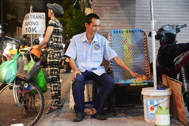 Ông bảo vệ và chú chó 'đốn tim' dân mạng: Phát hiện trộm khi chủ ngủ quên - Ảnh 2. Ông bảo vệ và chú chó 'đốn tim' dân mạng: Phát hiện trộm khi chủ ngủ quên - Ảnh 2.