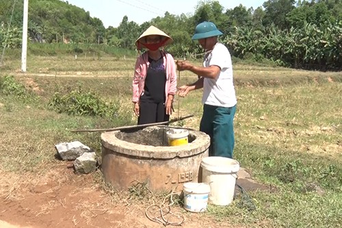 Hàng nghìn người dân miền Trung vật lộn vì thiếu nước trong nắng hạn - Ảnh 3.
