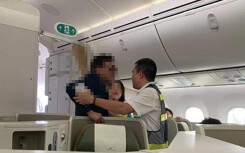 Hành khách thương gia bị 'tố' sàm sỡ: Chỉ bị vấp té nên động chạm?