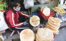 Chợ Bà Hoa: Đặc sản miền Trung độc đáo giữa lòng đô thị Sài Gòn