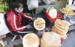 Chợ Bà Hoa: Đặc sản miền Trung độc đáo giữa lòng đô thị Sài Gòn