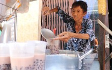 Cụ bà nặng 25 kg, một mình đẩy xe chè nuôi cả gia đình suốt 25 năm