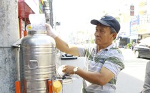 Người đàn ông hơn 20 năm sửa xe, nấu nước miễn phí  cho người nghèo ở Sài Gòn