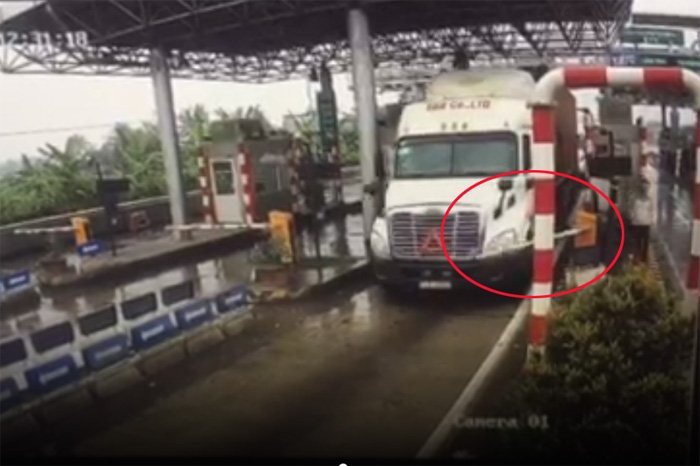Hàng loạt xe đâm barie vượt Trạm thu phí BOT Tiên Cựu: UBND TP Hải Phòng chỉ đạo 'nóng' - Ảnh 1. Hàng loạt xe đâm barie vượt Trạm thu phí BOT Tiên Cựu: UBND TP Hải Phòng chỉ đạo 'nóng' - Ảnh 1.