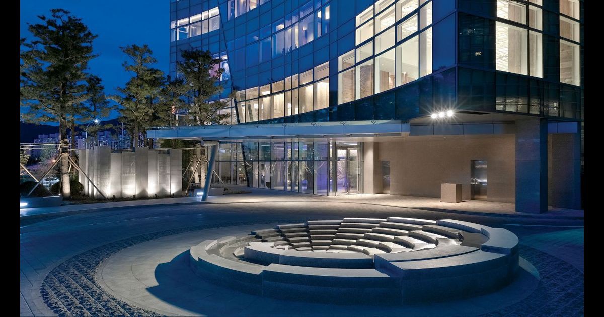 arbisoftimages-503970-Park-Hyatt-Busan-P029-Entrance-Fountain-Dusk