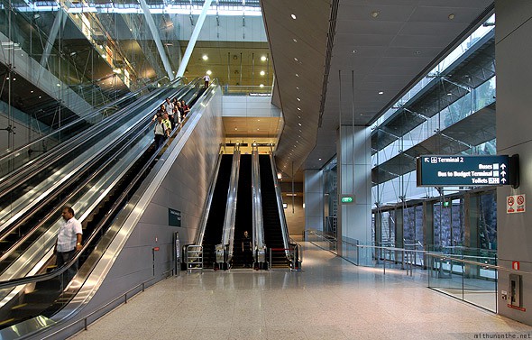 changi-airport-terminal-2-budget-escalator changi-airport-terminal-2-budget-escalator