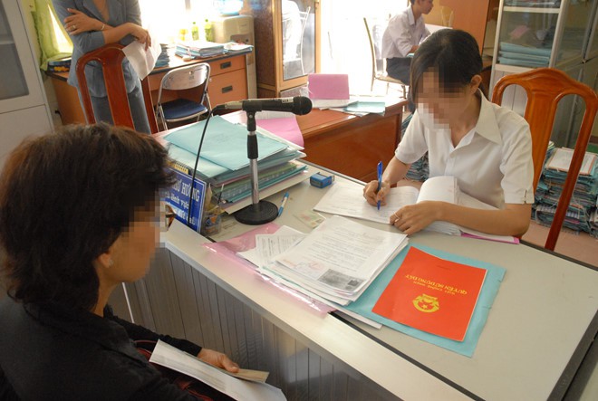 Mất nhà, đất vì sổ đỏ giả - Ảnh 1. Mất nhà, đất vì sổ đỏ giả - Ảnh 1.