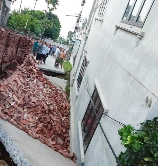 Hà Nội: Nhà 2 tầng bị 'hố tử thần' nuốt chửng - Ảnh 1. Hà Nội: Nhà 2 tầng bị 'hố tử thần' nuốt chửng - Ảnh 1.