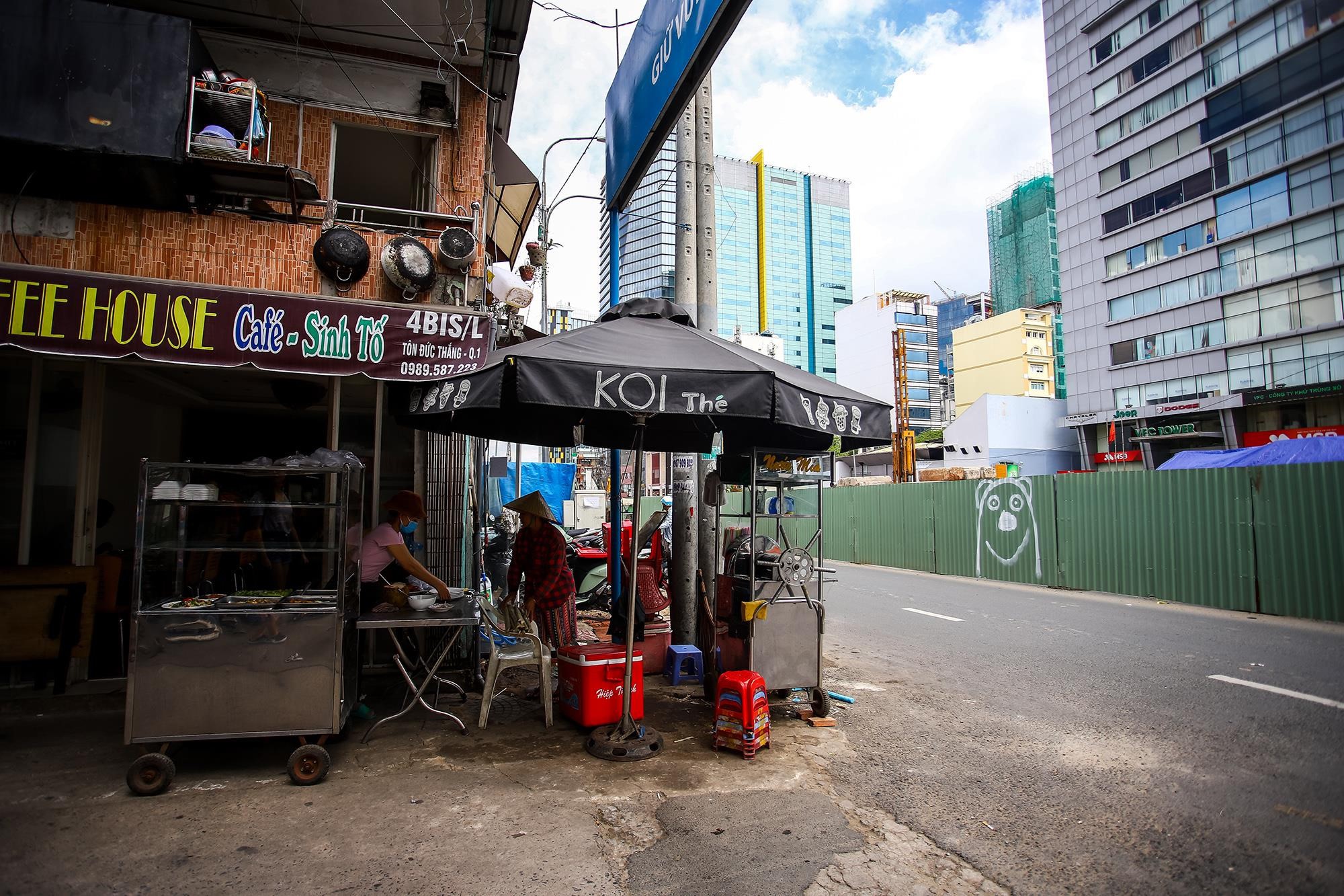 Đường Tôn Đức Thắng sau hơn 1 năm chặt hàng cây cổ thụ - Ảnh 9. Đường Tôn Đức Thắng sau hơn 1 năm chặt hàng cây cổ thụ - Ảnh 9.