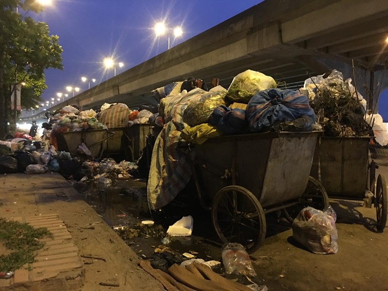 Hà Nội: Bãi rác Nam Sơn lại bị chặn, rác thải ùn ứ giữa Thủ đô - Ảnh 4. Hà Nội: Bãi rác Nam Sơn lại bị chặn, rác thải ùn ứ giữa Thủ đô - Ảnh 4.