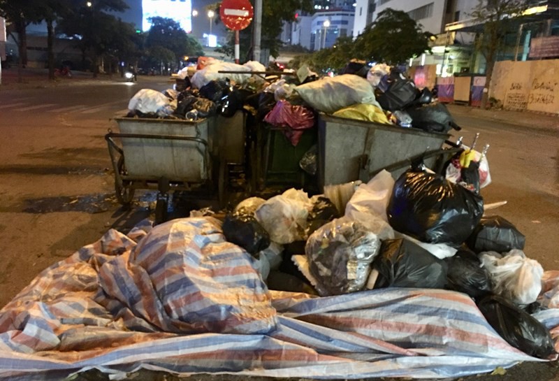 Hà Nội: Bãi rác Nam Sơn lại bị chặn, rác thải ùn ứ giữa Thủ đô - Ảnh 6.