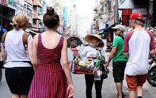 Ép du khách mua hàng sẽ bị phạt đến 3 triệu đồng
