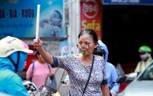 Hà Nội: Người phụ nữ cầm gậy nhựa, thổi còi chống ùn tắc giờ cao điểm