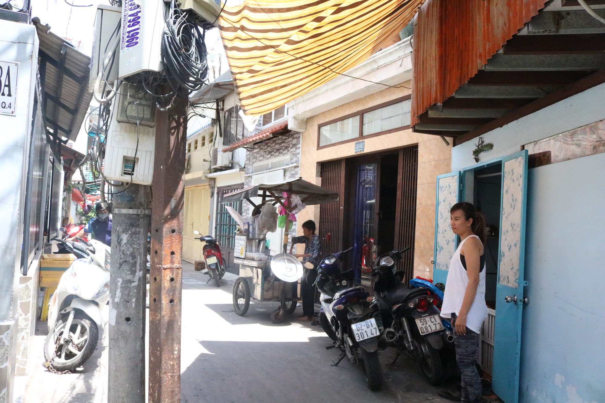 Nhà bà cụ bán chè 25 năm nhìn từ ngã 3 con hẻm 243A Hoàng Diệu Nhà bà cụ bán chè 25 năm nhìn từ ngã 3 con hẻm 243A Hoàng Diệu