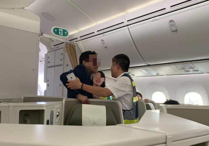 Khách thương gia bị tố sàm sỡ trên máy bay: Cục Hàng không chỉ ra điểm bất thường trong xử lí - Ảnh 1.