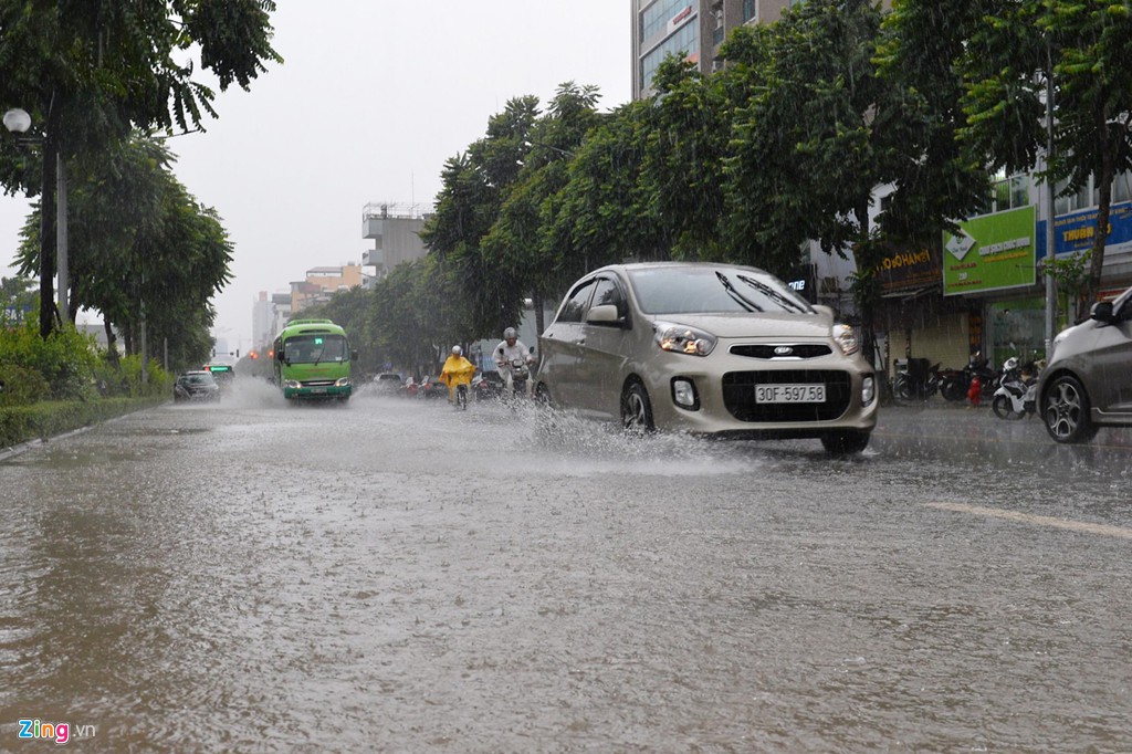 Xe chết máy hàng loạt sau mưa lớn - Ảnh 1.