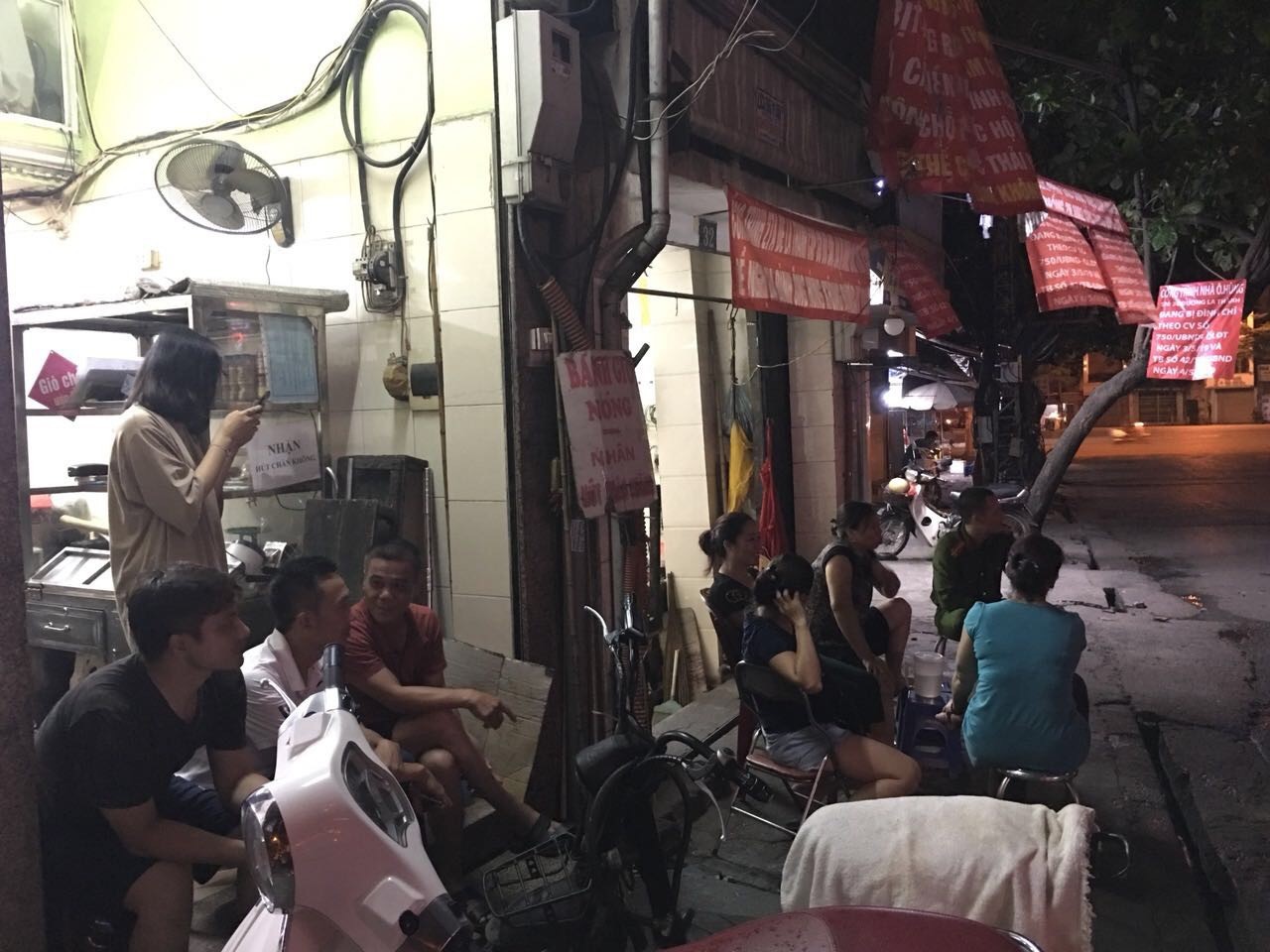 Chuyện lạ giữa Thủ đô: Chính quyền càng đình chỉ, công trình càng xây cao - Ảnh 2. Chuyện lạ giữa Thủ đô: Chính quyền càng đình chỉ, công trình càng xây cao - Ảnh 2.