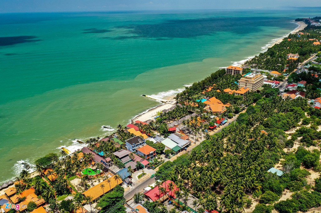 'Thủ đô' resort Mũi Né đối mặt biển xâm thực, rác và quá tải hạ tầng - Ảnh 2. 'Thủ đô' resort Mũi Né đối mặt biển xâm thực, rác và quá tải hạ tầng - Ảnh 2.