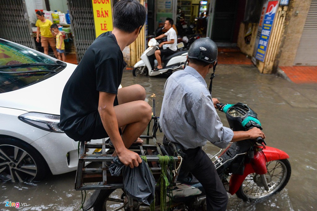 Xe chết máy hàng loạt sau mưa lớn - Ảnh 2.