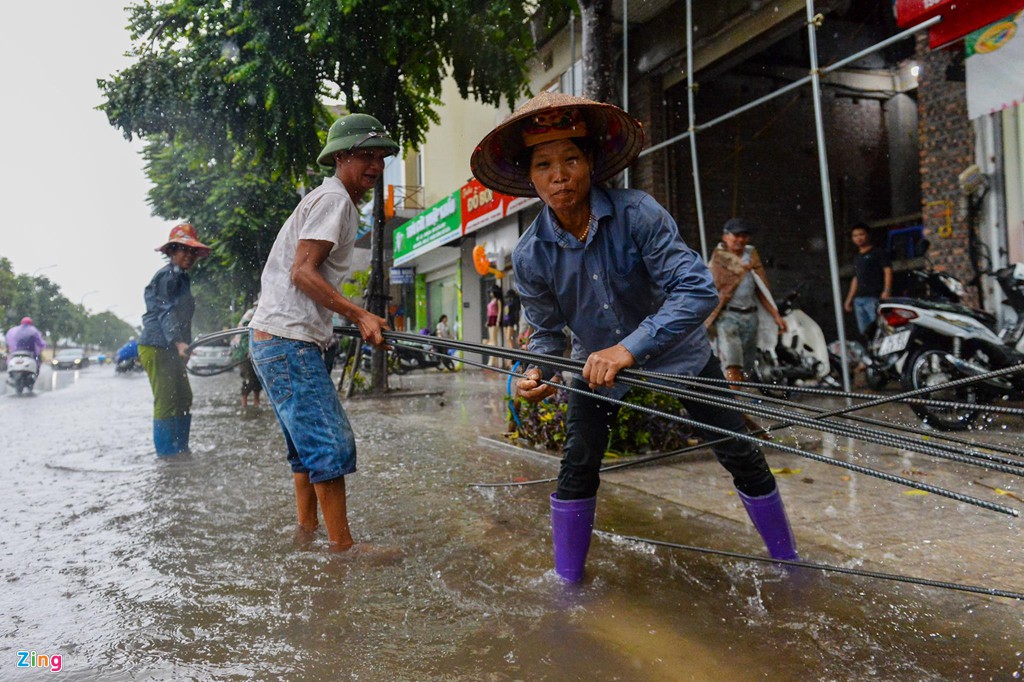 Xe chết máy hàng loạt sau mưa lớn - Ảnh 4.