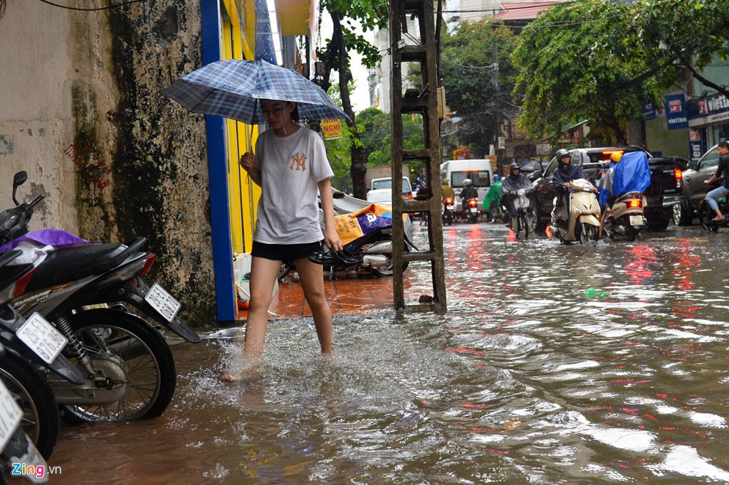 Xe chết máy hàng loạt sau mưa lớn - Ảnh 6.