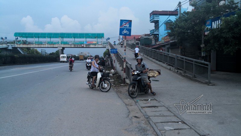 Kệ lệnh cấm, xế hộp phi lên cầu vượt quốc lộ 5 cho tiện - Ảnh 8. Kệ lệnh cấm, xế hộp phi lên cầu vượt quốc lộ 5 cho tiện - Ảnh 8.