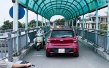 Kệ lệnh cấm, xế hộp phi lên cầu vượt quốc lộ 5 cho tiện