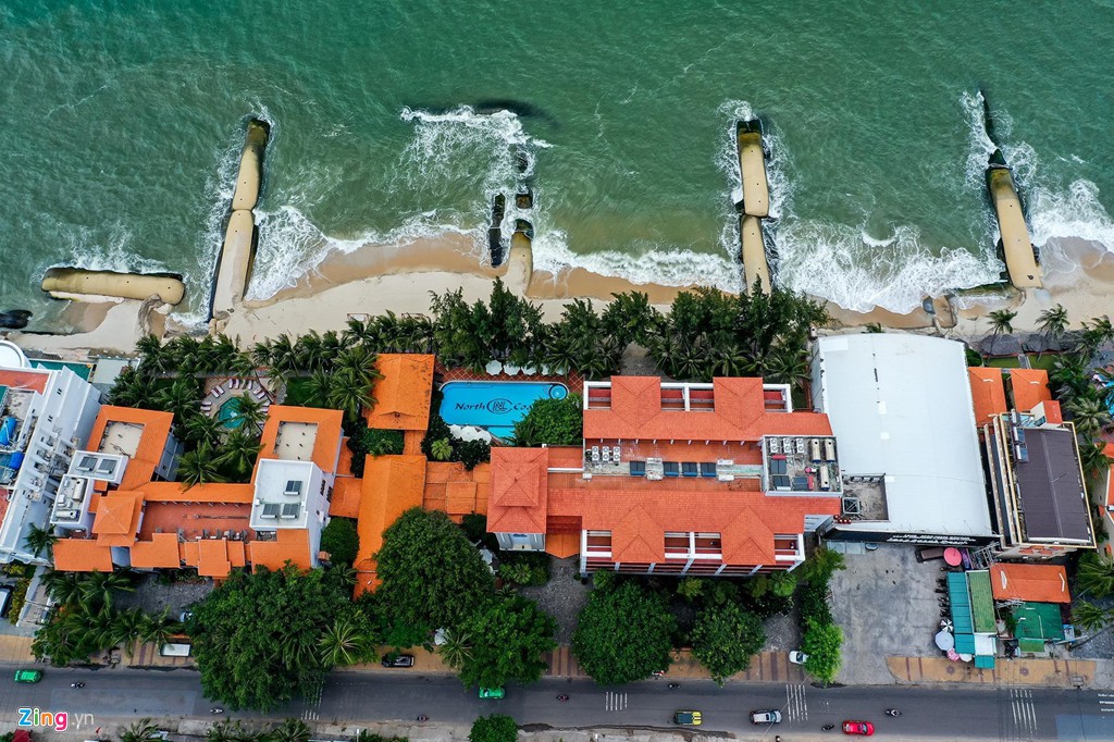 'Thủ đô' resort Mũi Né đối mặt biển xâm thực, rác và quá tải hạ tầng - Ảnh 9. 'Thủ đô' resort Mũi Né đối mặt biển xâm thực, rác và quá tải hạ tầng - Ảnh 9.
