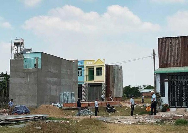 Yêu cầu xử lý hình sự, cấm xuất cảnh đối với người xây nhà trái phép - Ảnh 1. Yêu cầu xử lý hình sự, cấm xuất cảnh đối với người xây nhà trái phép - Ảnh 1.