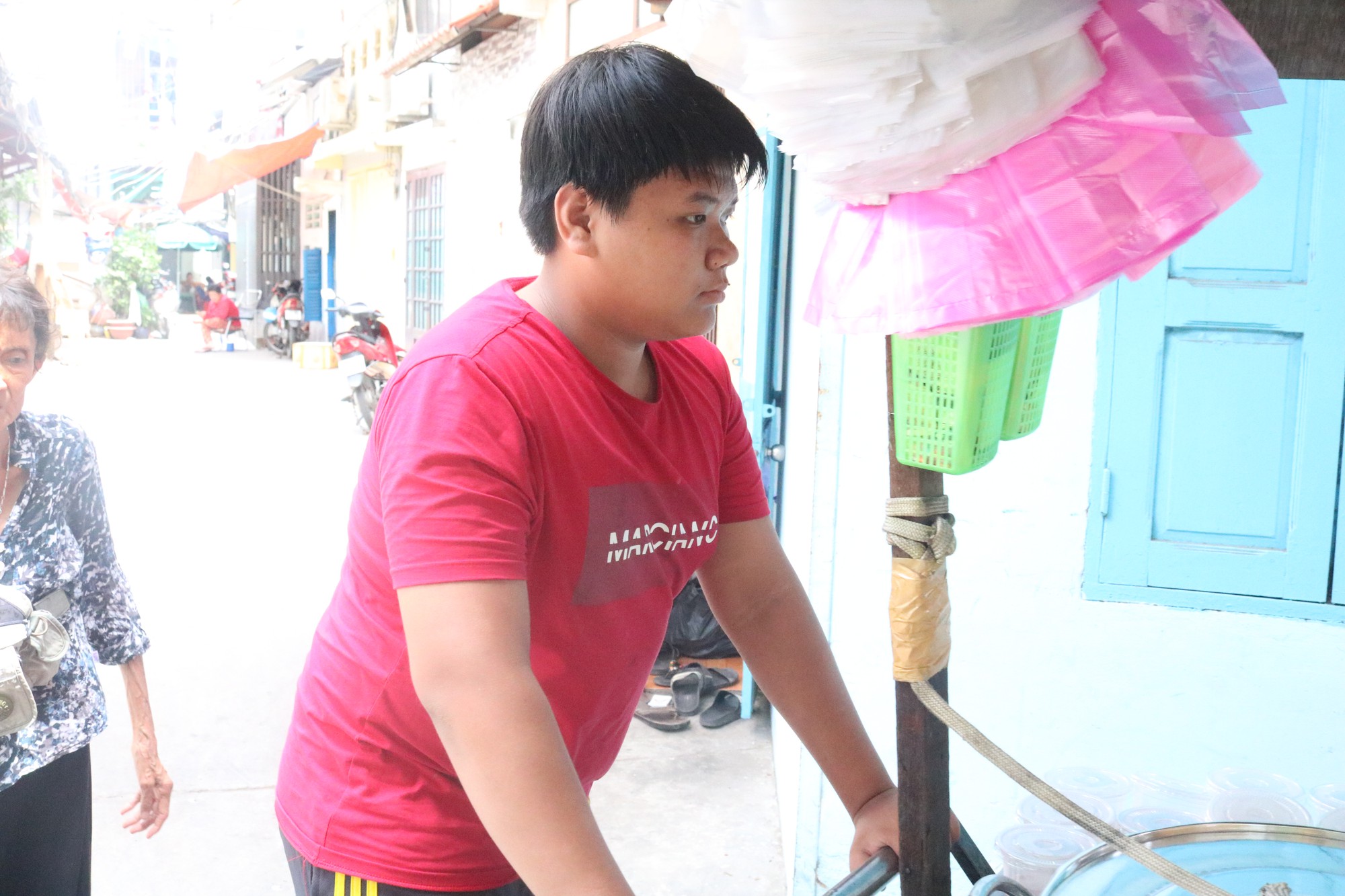 Thanh Trí - cháu nội của bà Hường đẩy xe ra hẻm phụ bà Thanh Trí - cháu nội của bà Hường đẩy xe ra hẻm phụ bà