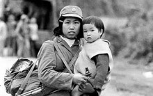 Nhân vật trong bức ảnh lịch sử 'Cô bộ đội bế em bé' và phép màu giữa đời thực