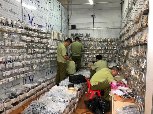 Đồng hồ được bán theo cân tại chợ Ninh Hiệp - Ảnh 1. Đồng hồ được bán theo cân tại chợ Ninh Hiệp - Ảnh 1.