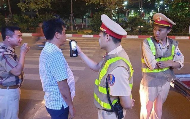 Từ năm 2020, người đi xe đạp cũng không được uống rượu bia - Ảnh 1. Từ năm 2020, người đi xe đạp cũng không được uống rượu bia - Ảnh 1.
