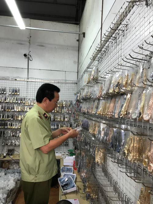 Đồng hồ được bán theo cân tại chợ Ninh Hiệp - Ảnh 2. Đồng hồ được bán theo cân tại chợ Ninh Hiệp - Ảnh 2.